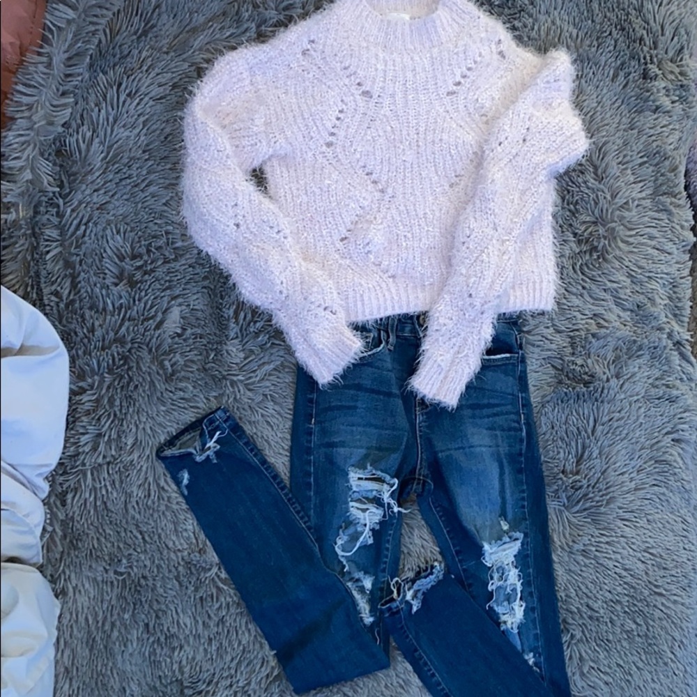 baby pink sweater and high rise ripped jeans 👛
